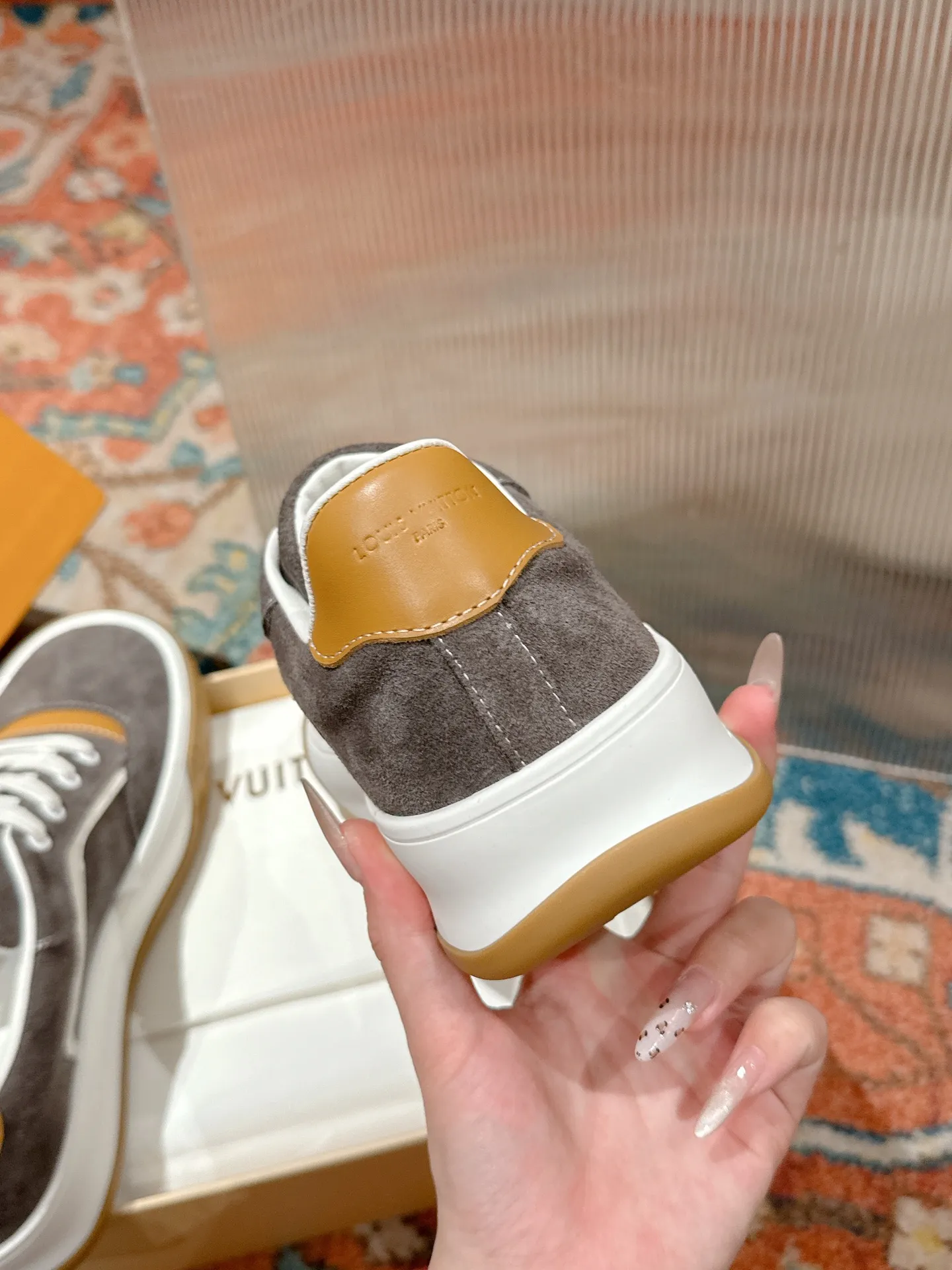 👟👟Ex-factory price 640👟👟 LV men's new tilt sneakers, classic catwalk style, air-glue technology, very comfortable on the feet. Luxurious materials, fine workmanship, European made English letters printed on the midsole, the upper is made of calfskin, the side is decorated with the brand LOGO and signature, the latest latex foot pads ➕ mesh lining, the foot feels super comfortable. Two-color TPU combination outsole. Packing process Goodyear stitched seam fabric: first-layer cowhide, lining: customized silky mesh lining-first-layer silk cowhide lining Bottom thickness: 0.5cm ☑️size: men's 39-44 (45 customized, non-returnable)